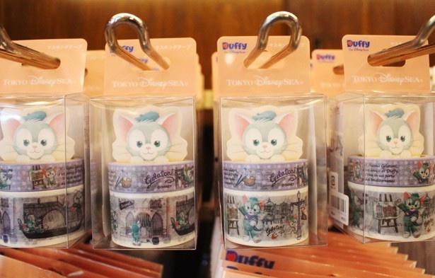 「マスキングテープセット」(800円)は、中央にカードが入っている。マスキングテープの上から覗くジェラトーニがかわいらしい