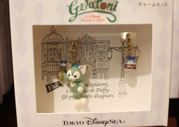 「チャームセット」(1200円)。今にも絵を描き出しそうなポーズのジェラトーニ！バケツがセットになっている