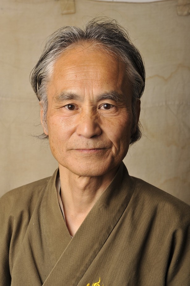 【写真を見る】川越火縄銃鉄砲保存会「獅子の会」会長の寺田氏が、甲冑の着方を実演