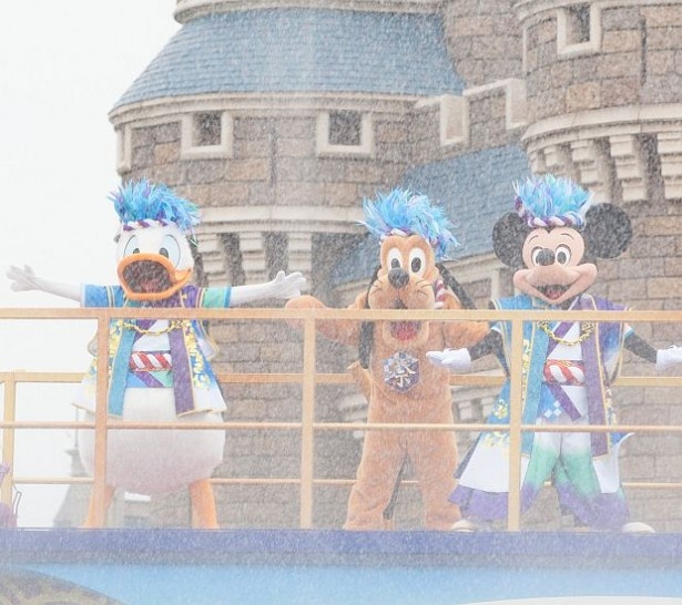 【写真を見る】爽快！大量散水で大興奮