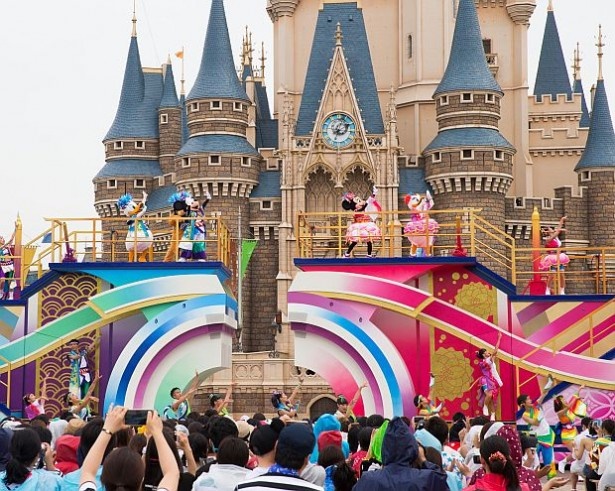ディズニーの仲間たちは今年は1つのチームとなり、ショーを盛り上げる