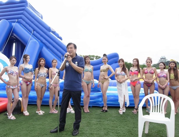 「大阪の暑い夏を涼しく楽しんでほしい」と語るハウステンボスの澤田秀雄社長（中央）