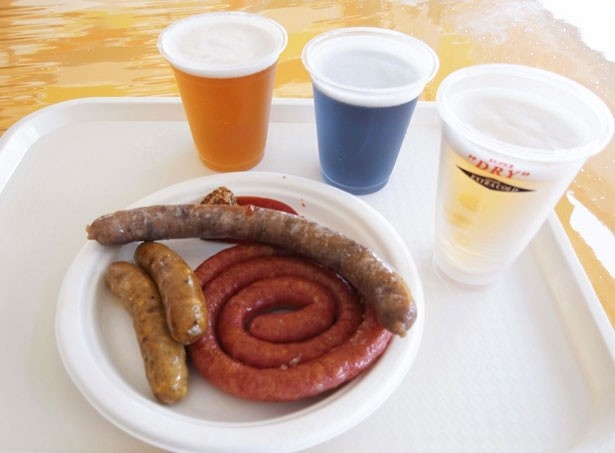 ビールはハウステンボスオリジナル￥900、氷点下ビールのアサヒスーパードライ￥600などがある。フードはソーセージ約9種類や軽食、かき氷がそろう