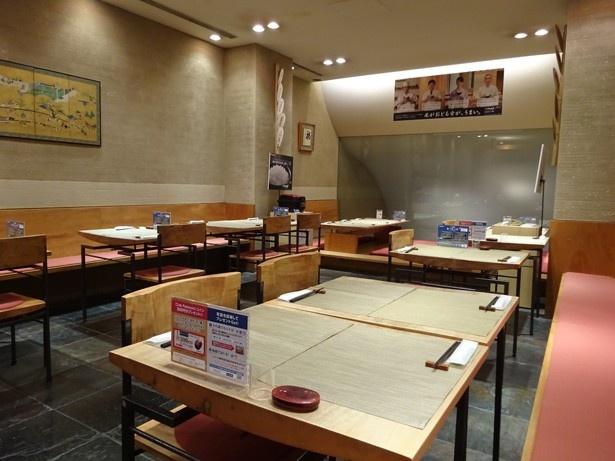 【写真を見る】京都らしい落ち着きのある、京つけもの 西利 祇園店の店内