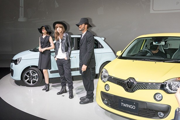 【写真を見る】トゥインゴを挟んで2名のモデルとタレントのIVAN