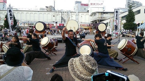 誰でも自由に参加可能な「ボンダンス★」。盆踊りにアレンジを加えた踊りで、海外でも人気だ　※写真はイメージ