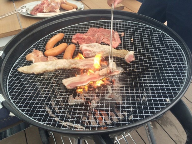 牛肉、豚肉は大きいまま焼いて直前にハサミでカットするスタイル