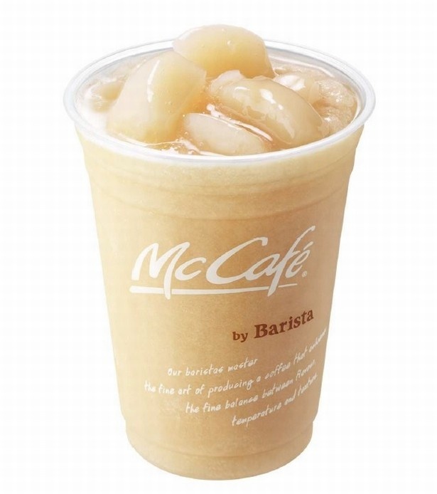 “McCafe by Barista”併設の89店舗で8 月上旬まで発売される「桃のスムージー」(Mサイズ430円、Lサイズ470円)