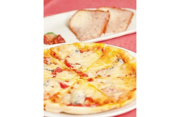 ピザハウス モッコ センター北店の、自家製アンチョビを使ったピザ・アンチョビ、トマトS（手前、1103円）とサバラン（奥630円）