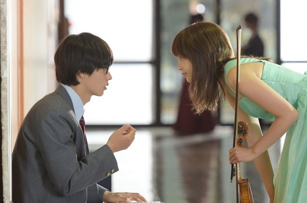 広瀬すず&山崎賢人共演『四月は君の嘘』の場面カットが解禁された!
