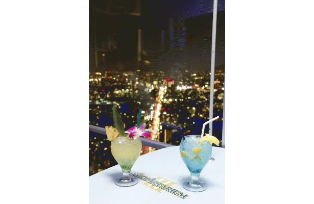 期間限定カフェもオープン。カクテルで大人な夜を過ごして（700円〜）