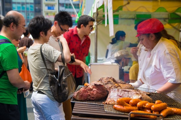 世界各国のグルメを食べ比べできる
