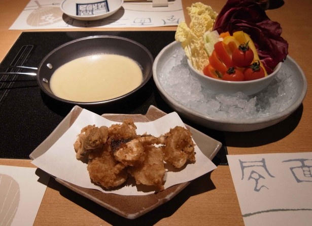コラーゲンたっぷりのふぐ皮の唐揚げや野菜を温かいソースでいただく「とらふぐバーニャカウダ」