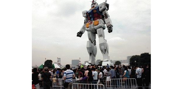 超大混雑！ガンダムの周りは、人、人、人…