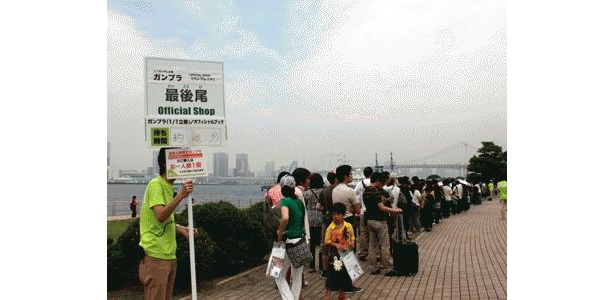 ガンプラは、1人1個のみ購入可。それでも60分待ちは当たり前！