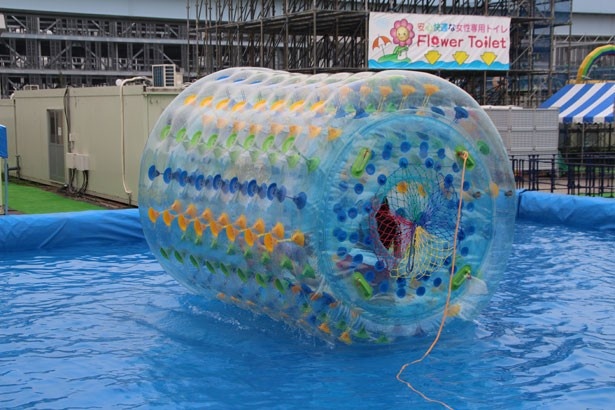 巨大風船の中に入り、未体験の水上歩行を楽しめる「ウォーターバウンダー」