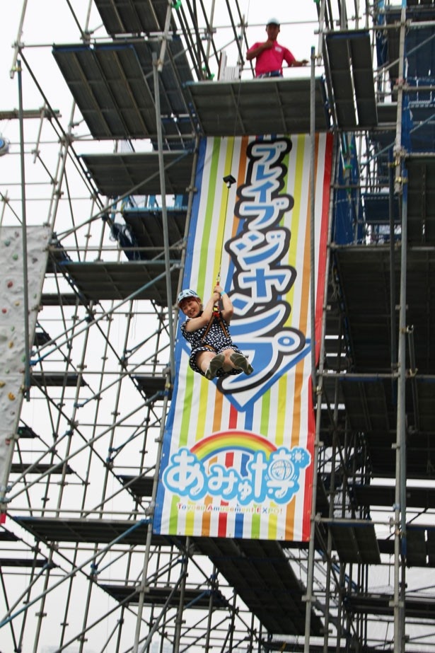 命綱一本で地上20mから飛び降りる「ブレイブジャンプ」