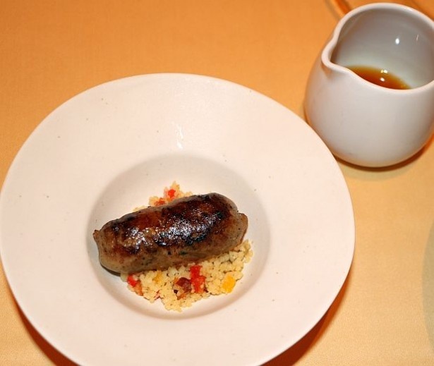 お茶漬け風にもできる「仔羊鞍下肉のローストと肩肉のクレピネット」