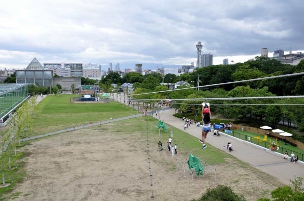 14mはマンションの5階ぐらいの高さ。通天閣を眺めながら、一気に滑り降りる