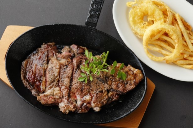 7月15日にオープンしたばかりの「STEAK ＆ CAFÉ by DexeeDiner」。ステーキはもちろん、デザートやドリンクも充実している