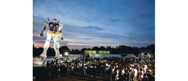 公開当日は、東京・お台場でも黒山の人だかりに