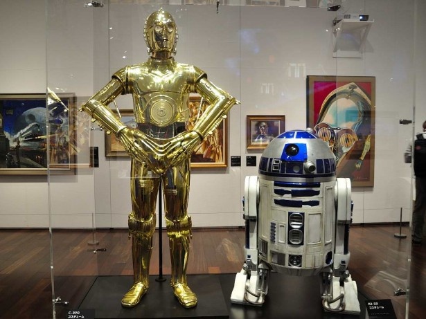 スター・ウォーズシリーズの人気者、ドロイドのC-3POとR2-D2。「スター・ウォーズ/フォースの覚醒」にも登場した