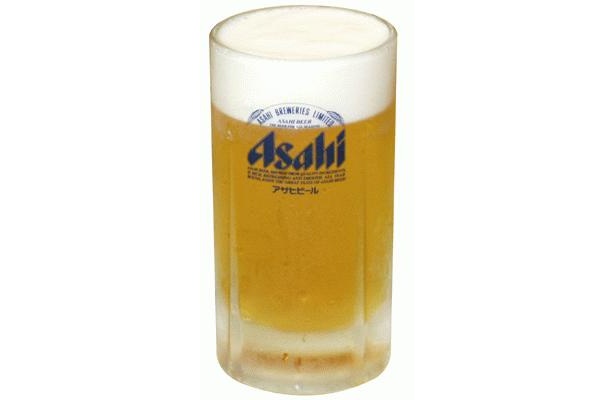 「餃子の王将」の生ビールは、400mlの「スーパードライ」（460円）。餃子との相性バツグンの生ビールは、なにはともあれ注文したい一品だ