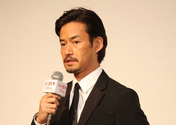 内閣総理大臣補佐官・赤坂秀樹役の竹野内豊