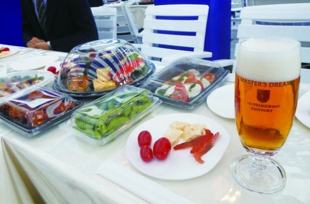 【写真を見る】各ブースのビールによく合うフードメニューにも注目（写真はサントリー ザ・プレミアムモルツガーデンにて撮影）