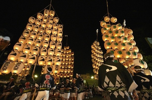 東北三大祭りの一つに挙げられる「秋田竿燈(かんとう) まつり」