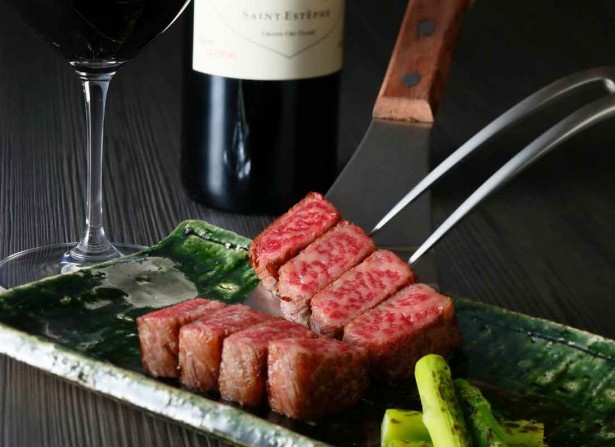 上質の近江牛や国産牛を堪能できる「鉄板焼 おおみ」。目の前で焼き上げられる料理にワクワクする