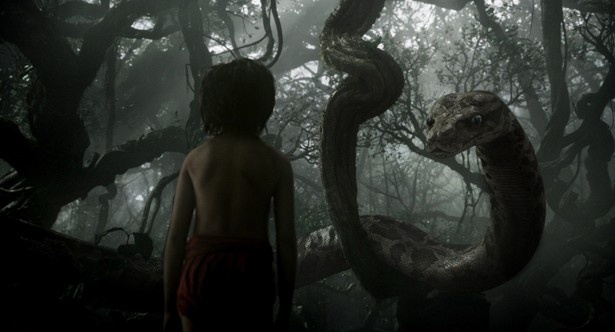 魅惑のハスキーボイスで主人公モーグリを誘惑するニシキヘビのカーをスカーレット・ヨハンソンが演じる
