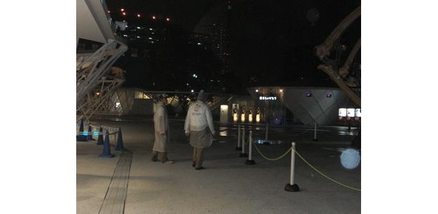 雨の中、スタッフは頑張っています