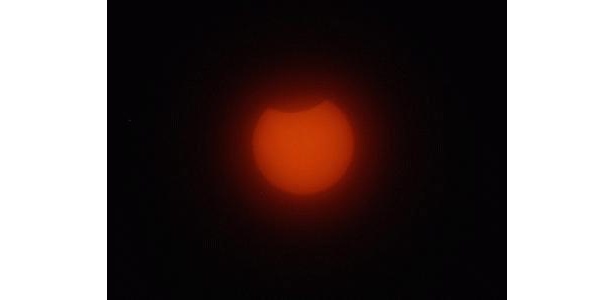 奄美大島の“欠けはじめ”の太陽（本誌記者が現地で撮影）