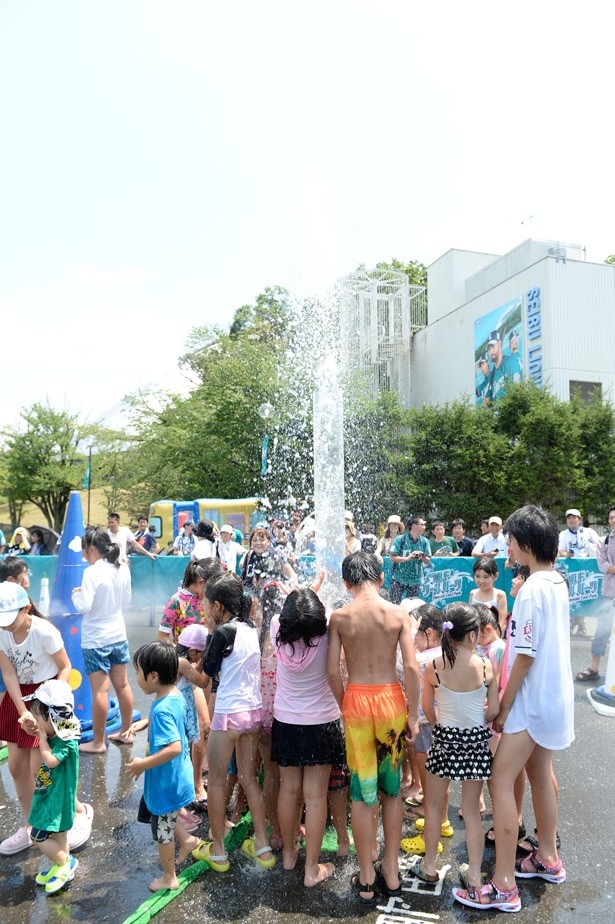 「ウォータースプラッシュ 」は、特定の位置に剣を指すと、水が勢いよく吹き出す仕組みになっている