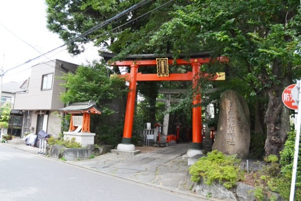 鎌倉時代の末期の創建と言い伝えられている、高円寺周辺の鎮守「馬橋稲荷神社」