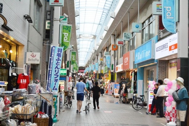 高円寺駅南口からアーケードが伸び、雨を気にせず買い物ができる｢高円寺パル商店街｣。｢高円寺ルック商店街｣とつながっている