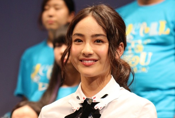 一番年下の平祐奈は、キラキラの笑顔で他キャストの話を聞いていた