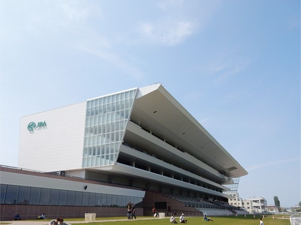 場内には、乗馬が体験できる「ポニーリンク」や、馬場が一望でき、ビアガーデンも開催される「もいわテラス」など遊びどころ満載