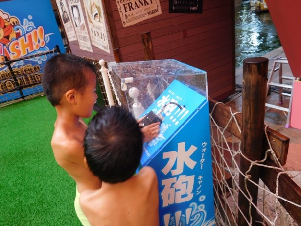 スイッチを押すと、大量の水が発射！会場に大粒の雨が降り注ぐ