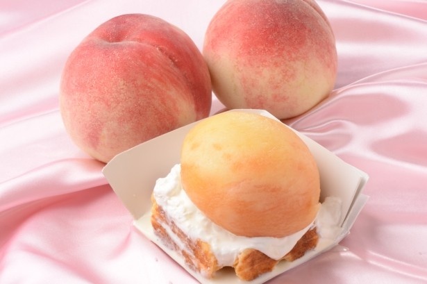 自家製のワッフルに山梨県産桃を丸ごと半分をサンドしたミキシンミクスリームのアイススイーツ「山梨ピーチヨーグルトのミクスリームワッフル」(税抜667円)