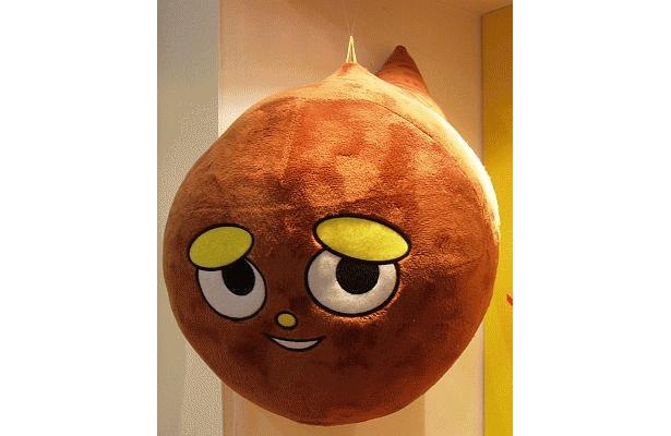 タカラトミーアーツのうんこさんのぬいぐるみ（L）（5040円）。W30×H30×D45cmのビッグサイズで、前代未聞!? Sサイズは1260円