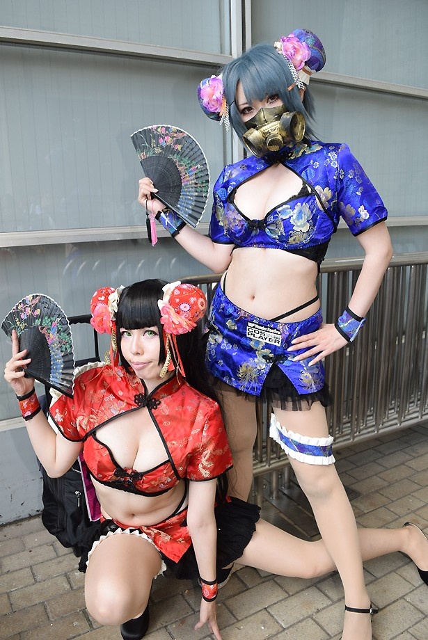 オリジナルのチャイナドレスでワンフェスに参加した慎さん(写真左)と、ぜのさん(写真右)