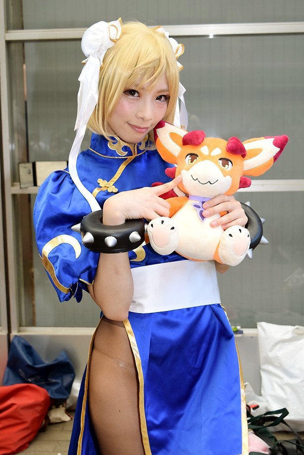 「グランブルーファンタジー」のジータ(ストリートファイターコラボVer.)に扮する礼奈るみさん