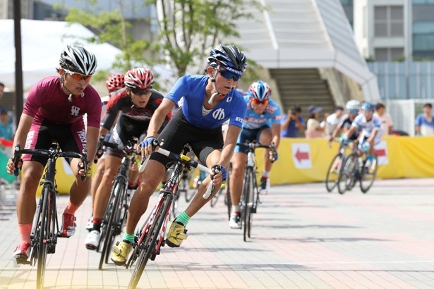 【写真を見る】一位を目指し、競い合う学生はプロ顔負けのレースが行われる