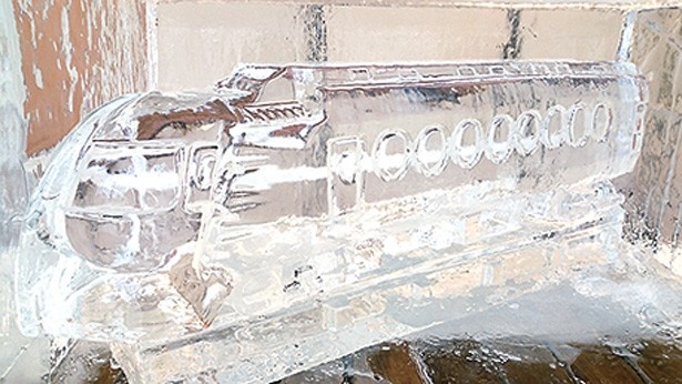 【写真を見る】ラピートなどの車両を芸術的な氷の彫刻で表現