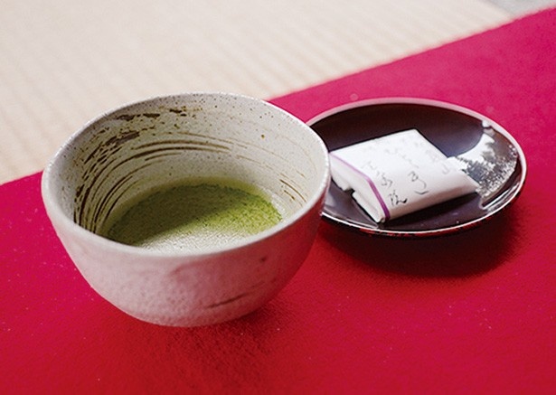 接待として、抹茶とオリジナルの手作り和菓子が付く/宝泉院