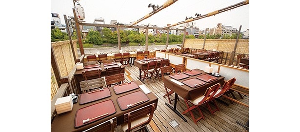 鴨川を眼下に眺めることができる特等席は、早めの予約が必須/先斗町 かっぱ寿司