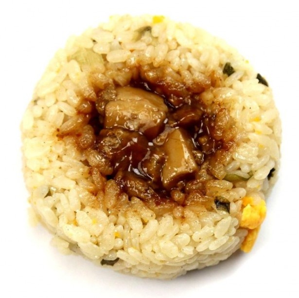 劇中の秘密基地の中華レストランをイメージした「老朱食堂の麻婆チャーハン」(138円)は8月3日(水)から発売予定