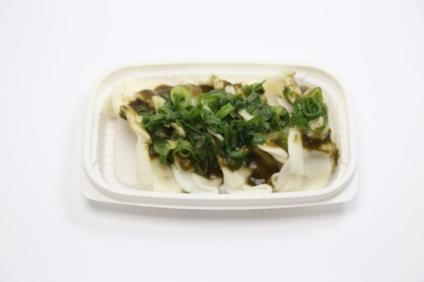 「老朱食堂のスライマー水餃子」(298円)は水餃子にスライマーをイメージしたホウレンソウのピューレ、ハラペーニョ、青ネギなどをトッピング